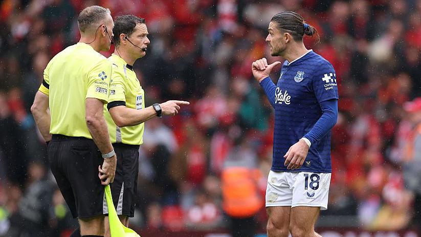 چرا دیوزبری-هال در دربی مرسی‌ساید کارت زرد گرفت؟